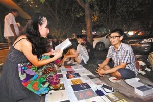 毕业一年摆摊卖书,有人愿投40万助其开店创业