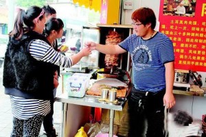 19岁小伙姜伟龙:开4平方米土耳其肉夹馍店 已经月入过万