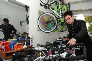 90后在校大学生张少、梁鹏、焦爱芬合伙创业,创建“自由人”自行车行